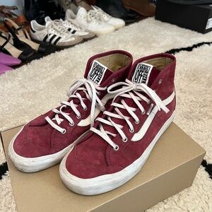 VANS BLACK BALL HI SF
Size: 9 Women
Color: Suede burgundy